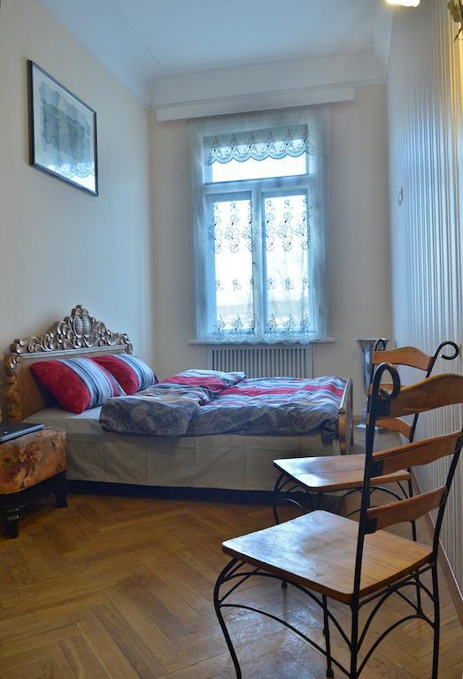 Griboedov Hostel & Suites Τυφλίδα Δωμάτιο φωτογραφία