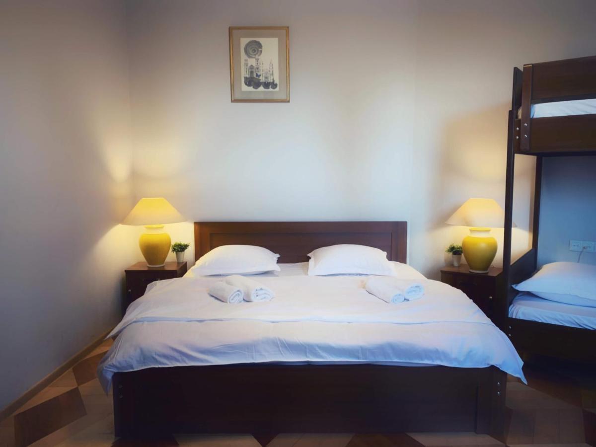 Griboedov Hostel & Suites Τυφλίδα Δωμάτιο φωτογραφία